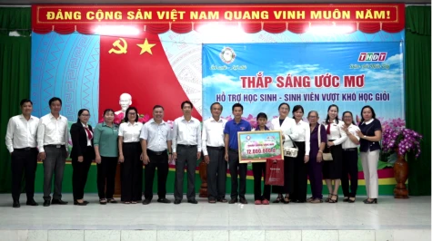 Trao học bổng “Thắp sáng ước mơ” cho em Nguyễn Thị Huệ Trân