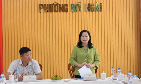 Chủ tịch HĐND tỉnh Đồng Tháp Châu Thị Mỹ Phương kiểm tra công tác bầu cử tại phường Mỹ Ngãi