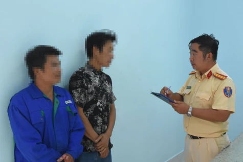 Bắt giữ 2 đối tượng sử dụng trái phép chất ma túy trên phương tiện chở cát