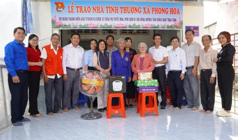 Xã Phong Hòa: Bàn giao nhà tình thương cho hộ nghèo trên địa bàn ấp Hòa Bình