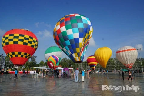 Sa Dec Sky Ablaze: Giant Hot Air Balloons Trialed at the 2025 Sa Dec Flower & Ornamental Plants Festival