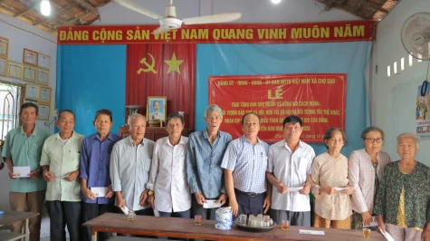 Xã Chợ Gạo: Trao trên 2.500 suất quà chào mừng Đại hội đại biểu toàn quốc lần thứ XIV của Đảng và Tết Nguyên đán