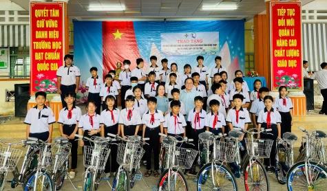 Tặng 100 xe đạp cho học sinh có hoàn cảnh khó khăn tại xã Mỹ Hiệp