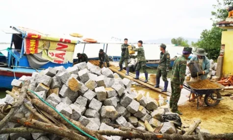 Bộ đội làm xuyên lễ, "thần tốc" dựng lại mái ấm cho người dân vùng bão lũ