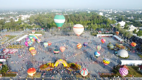 Hàng chục ngàn du khách đến Sa Đéc ngắm khinh khí cầu