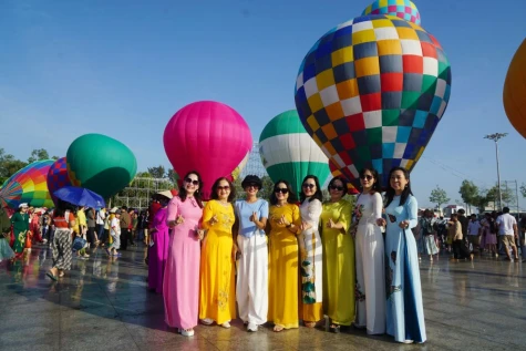 Hàng ngàn du khách đến Festival Hoa -  Kiểng trong ngày đầu năm mới 2026