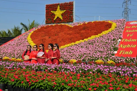 Du khách tham quan Làng hoa Sa Đéc