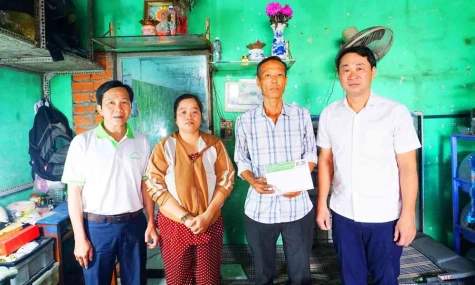 Công ty TNHH MTV Xổ số kiến thiết Tiền Giang: Trao tiền hỗ trợ cho vợ chồng anh Quốc Thanh