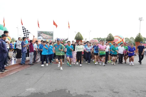 Chạy bộ đồng hành hưởng ứng Festival Hoa - Kiểng Sa Đéc lần II năm 2025