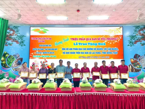 Xã Lai Vung: Trao tặng quà cho hộ nghèo, cận nghèo và có hoàn cảnh khó khăn