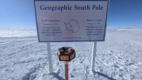 Các nhà khoa học dịch chuyển cột mốc cực nam Trái Đất