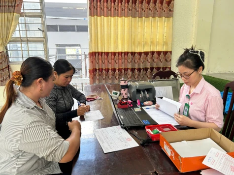 Phòng Giao dịch Ngân hàng Chính sách xã hội Tháp Mười giải ngân vốn tín dụng ưu đãi