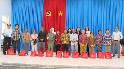 Tặng 100 phần quà cho người già neo đơn, học sinh tại xã Tân Phú Đông