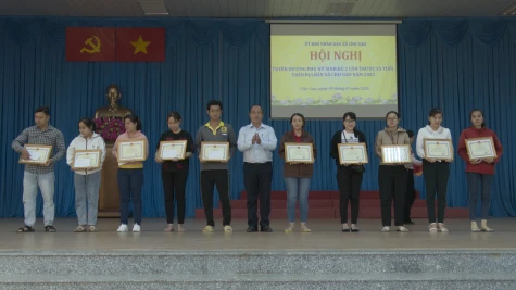 Xã Chợ Gạo: Tuyên dương, khen thưởng 75 phụ nữ sinh đủ 2 con trước 35 tuổi