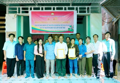 Xã Lấp Vò: Bàn giao 2 căn nhà Đại đoàn kết cho hộ dân có hoàn cảnh khó khăn