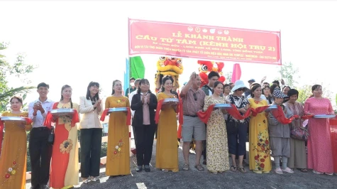 Xã Hòa Long: Khánh thành cầu và bàn giao nhà tình thương cho người dân gặp khó khăn