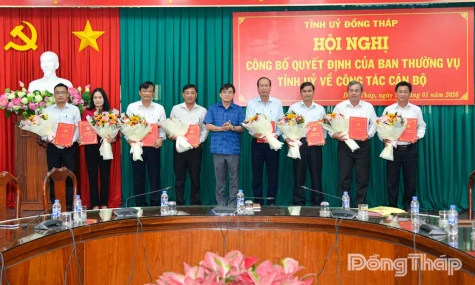 The Dong Thap Provincial Party Committee’s Organization Commission announced and presented decisions of the Provincial Party Committee Standing Board on personnel work.