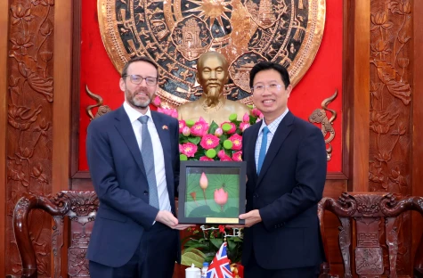 Đoàn công tác của Đại sứ quán Anh tại Việt Nam làm việc tại Đồng Tháp