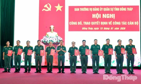 Công bố và trao 107 Quyết định về công tác cán bộ