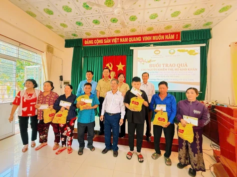 Trao gần 10.000 phần quà tết cho hộ nghèo, cận nghèo