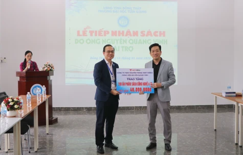 Trường Đại học Tiền Giang: Tiếp nhận sách kỹ năng về công nghệ thông tin và AI