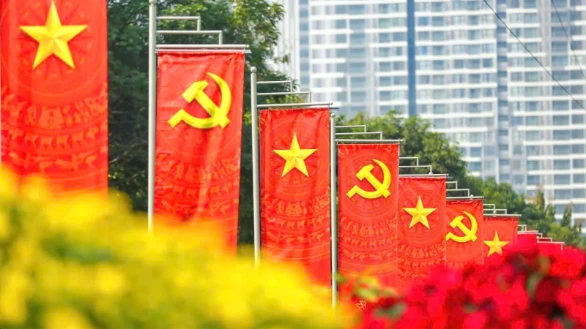 Treo cờ Tổ quốc, cờ Đảng chào mừng Đại hội đại biểu toàn quốc lần thứ XIV của Đảng