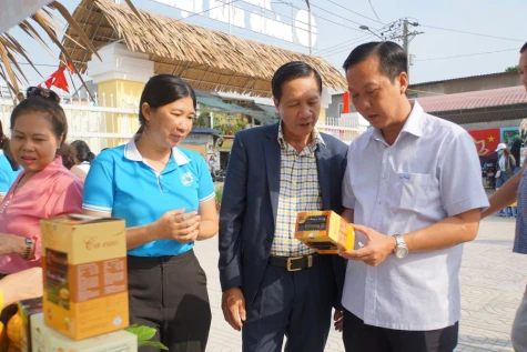 Nhiều hoạt động hấp dẫn tại Lễ hội Nông sản Phú Hựu