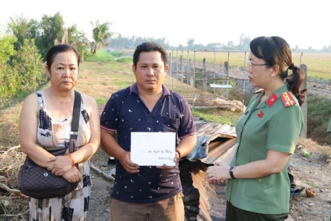 Đồng Tháp: Hỗ trợ 20 triệu đồng cho Tổ phó Tổ Bảo vệ an ninh, trật tự bị cháy nhà khi đang làm nhiệm vụ