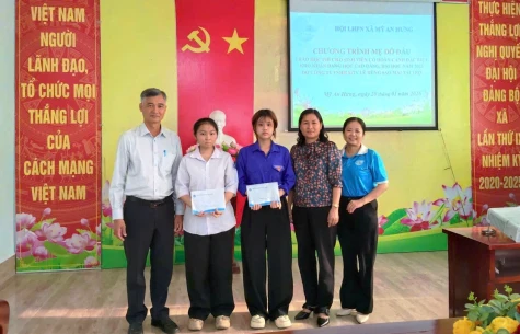 Xã Mỹ An Hưng: Trao tặng học phí cho 2 sinh viên có hoàn cảnh đặc biệt khó khăn