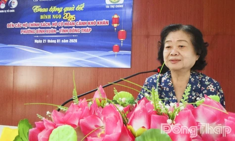 Phường Bình Xuân: Đồng chí Trương Mỹ Hoa tặng quà tết cho gia đình chính sách và hộ khó khăn