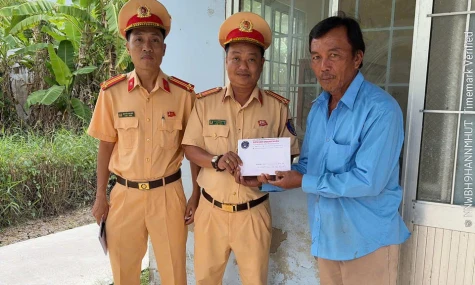 Đồng Tháp: Trao 100 triệu đồng hỗ trợ nạn nhân tai nạn giao thông