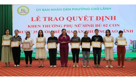 Phường Cao Lãnh, Mỹ Ngãi: Khen thưởng phụ nữ sinh đủ 2 con trước 35 tuổi
