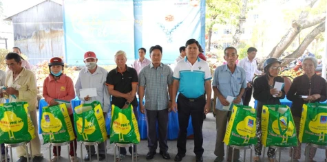 Xã Tân Nhuận Đông: Trao quà “Xuân yêu thương - Tết sẻ chia”