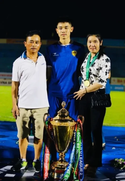 Cú 'nhổ giò' 20 cm sau 7 tháng của tiền đạo Đình Bắc