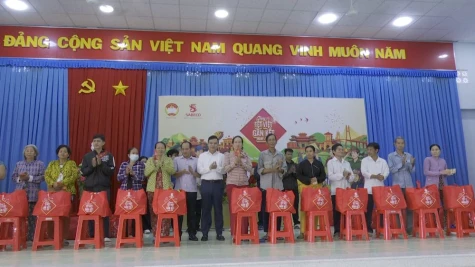 Trao 150 phần quà cho hộ dân có hoàn cảnh khó khăn tại xã Tân Thới