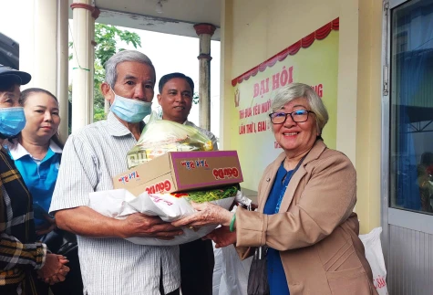 Xã Tân Dương: Trao quà cho 150 hộ nghèo, cận nghèo