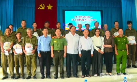 Báo Công an nhân dân trao quà Tết cho lực lượng An ninh cơ sở và hộ có hoàn cảnh khó khăn