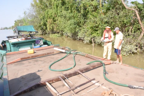 Công an Đồng Tháp tạm giữ 5 phương tiện thủy chở cát không rõ nguồn gốc