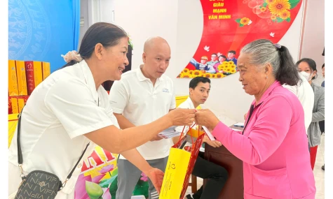 Đồng Tháp: Trao 2.800 phần quà tết cho người có hoàn cảnh khó khăn