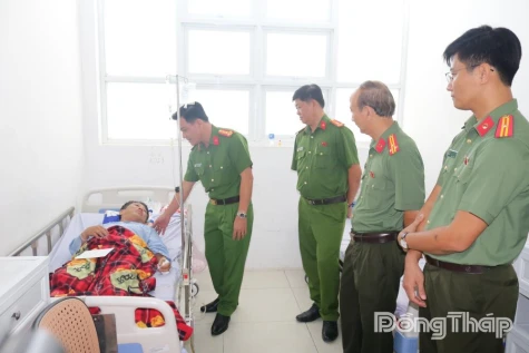 Phó Giám đốc Công an tỉnh thăm hỏi, động viên 2 cán bộ, chiến sĩ Công an bị thương trong lúc làm nhiệm vụ