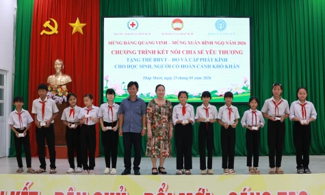 Tháp Mười: Trao tặng thẻ bảo hiểm y tế và đo, cấp phát kính cho người dân