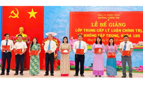 Trường Chính trị tỉnh Đồng Tháp: Trao bằng tốt nghiệp Trung cấp lý luận chính trị cho học viên khóa 189