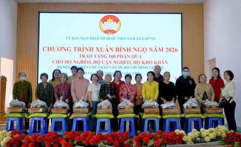 Xã Lấp Vò: Trao 100 phần cho các hộ nghèo, cận nghèo, hộ có hoàn cảnh khó khăn