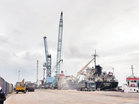 Thu gom rác từ tàu thuyền tại cảng biển