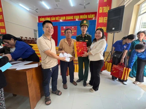 Ủy ban Mặt trận Tổ quốc Việt Nam tỉnh Đồng Tháp: Trao quà cho hộ nghèo, gia đình chính sách