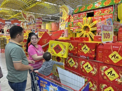 Thị trường mua sắm Tết bắt đầu sôi động