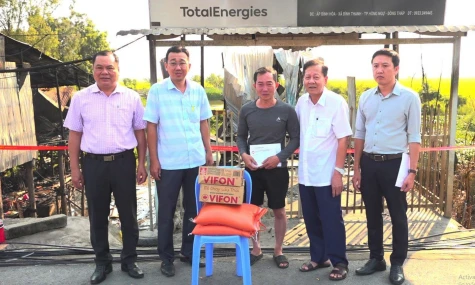 Phường Hồng Ngự: Lãnh đạo phường thăm động viên và hỗ trợ người dân bị cháy nhà