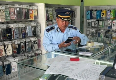 Xử phạt 3 hộ kinh doanh điện thoại nhập lậu