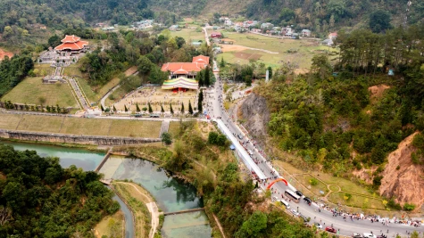 Người về mang đến mùa xuân cho dân tộc