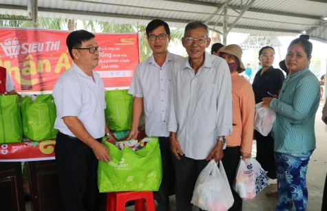 Xã Trường Xuân: Trao 120 phần quà tết cho người dân có hoàn cảnh khó khăn